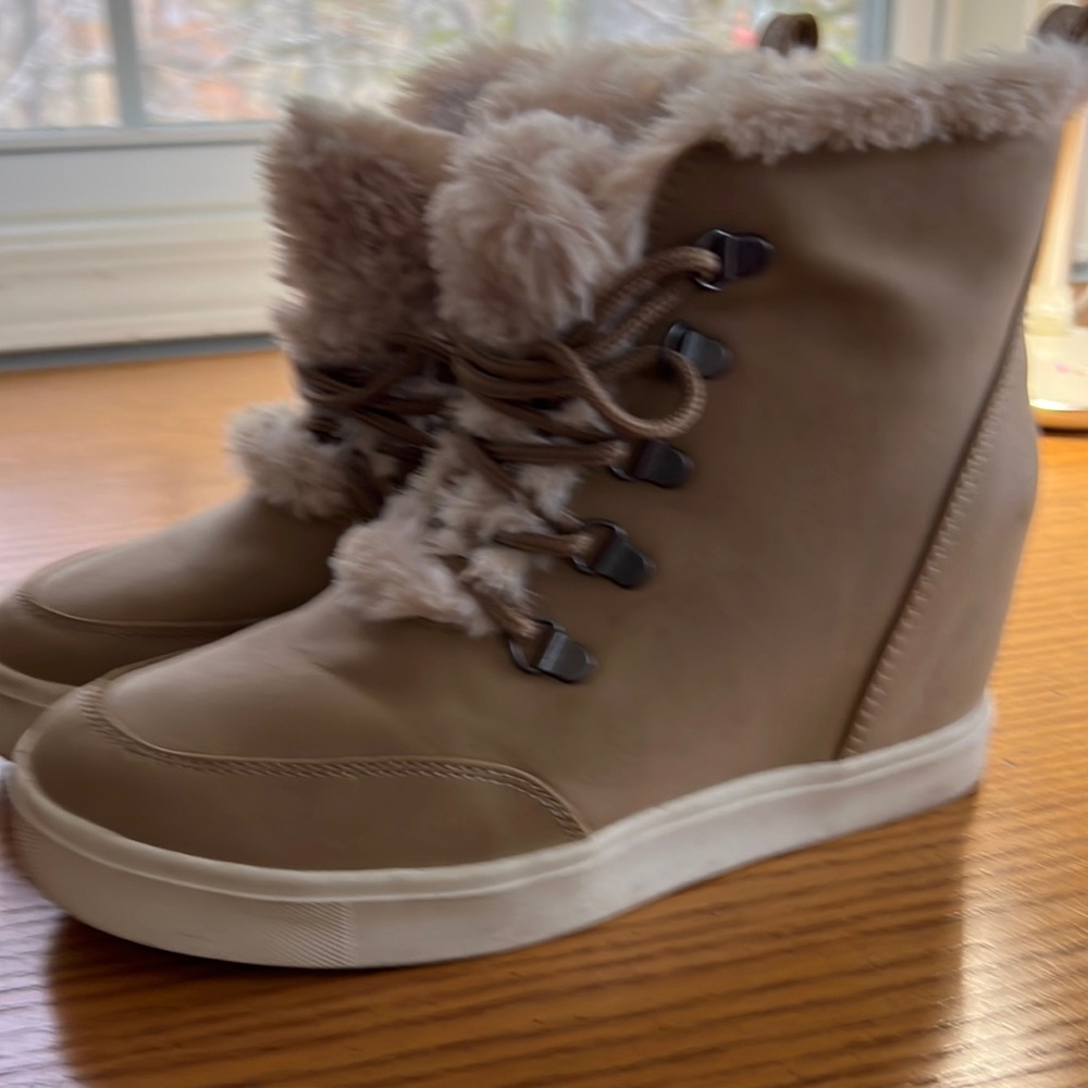Women’s BASH fur lined camel & cream  ankle boots..like new